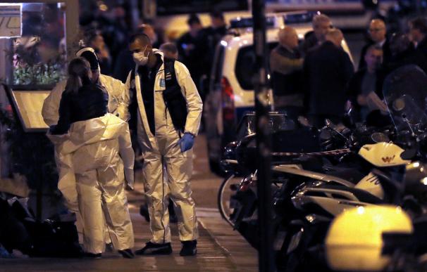Agentes de la policía forense francesa trabajan en el lugar del ataque en París, Francia, el 12 de mayo de 2018. (EFE/EPA/ETIENNE LAURENT)