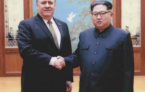 Mike Pompeo junto al líder de Corea del Norte, Kim Jong-un en abril de 2018