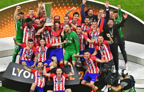 Los jugadores y técnicos del Atlético Madrid celebran con el trofeo de campeón de la Liga Europa. EFE/SASCHA STEINBACH