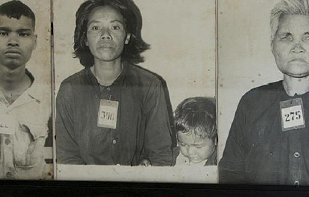 Retratos de prisioneros en el museo del genocidio de Tuol Sleng. | EFE