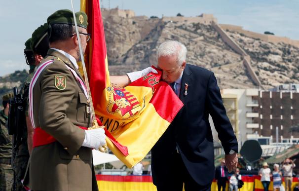 El exministro de Asuntos Exteriores José Manuel García-Margallo jura bandera en un acto civil organizado en el Puerto de Alicante. EFE/Manuel Lorenzo