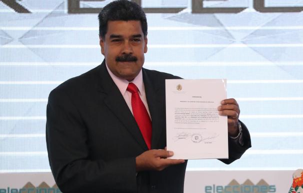 Maduro, recibe la credencial como mandatario electo./ EFE