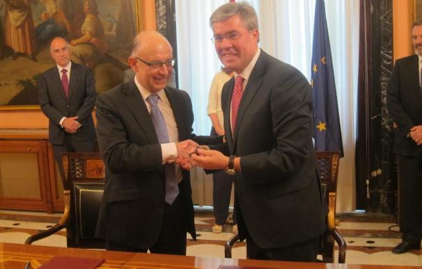 Montoro y Fernández de Moya firman la cesión de la sede del Banco de España, que incluye "permutas" de activos