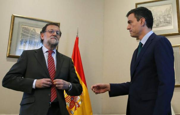 Mariano Rajoy (i) le niega el saludo a Pedro Sánchez durante su reunión en el Congreso de los Diputados. EFE / ZIPI