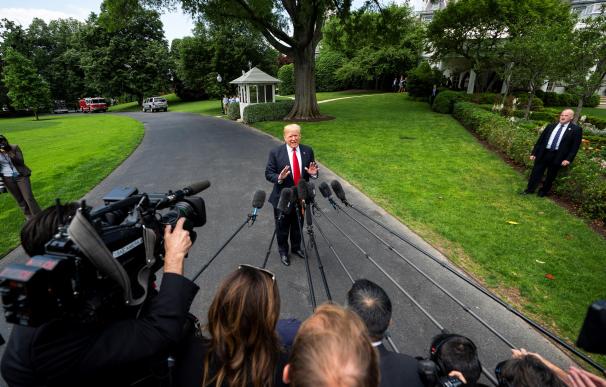 Donald J. Trump habla con los medios de comunicación en la Casa Blanca