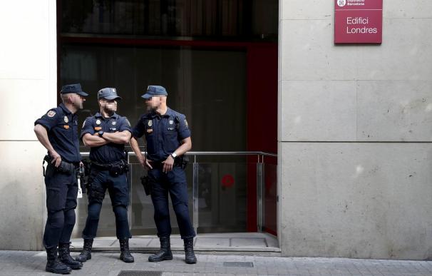 Varios policías custodian la entrada de la sede de la Diputación de Barcelona durante los registros./ EFE