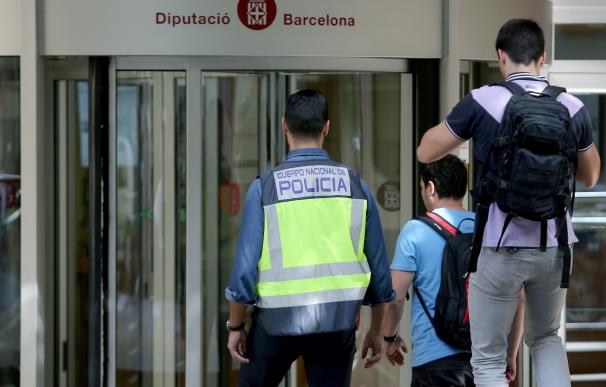 La policía entrando a la Diputación de Barcelona. / EFE