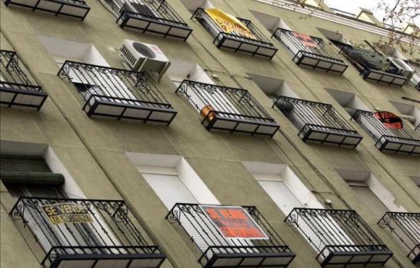 Carteles de viviendas en venta en un inmueble de Madrid. EFE/Archivo