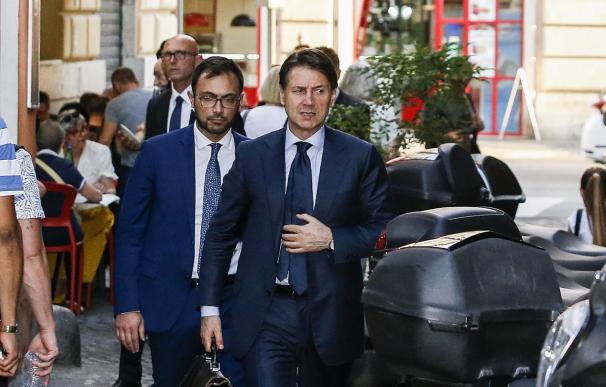 El primer ministro italiano, Giuseppe Conte, llega a su casa en Roma, Italia, el 26 de mayo de 2018 (EFE/EPA/FABIO FRUSTACI)