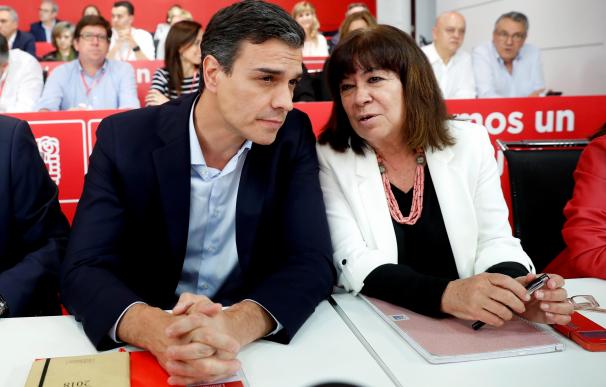 El secretario general del PSOE, Pedro Sánchez (i), y la presidenta, Micaela Navarro (d), en la reunión del Comité Federal del PSOE (EFE/Chema Moya)