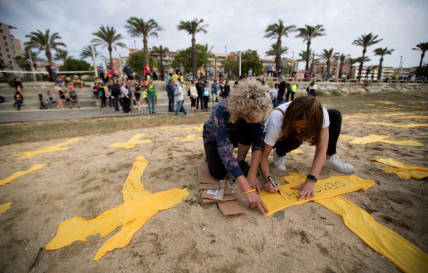 Plantada de cruces amarillas en la playa de Mataró (Barcelona).