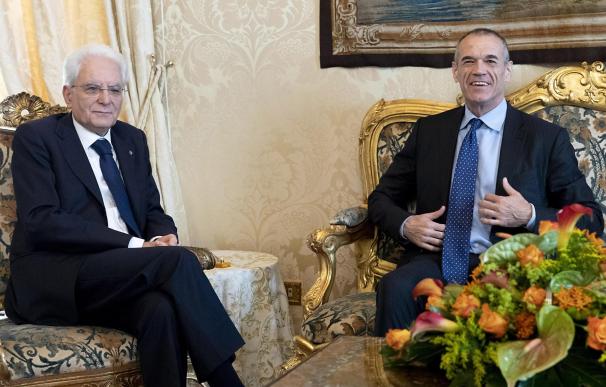 El presidente italiano, Sergio Cottarelli (dcha), se reúne con el encargado de formar Gobierno en Italia, el economista Carlo Cottarelli (dcha), en el Palacio Quirinalen Roma (Italia)