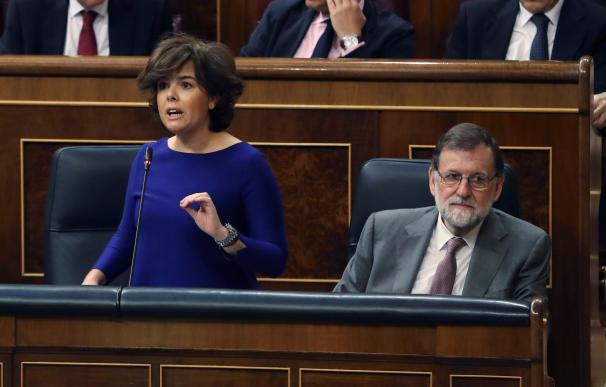 Soraya Sáenz de Santamaría y Mariano Rajoy durante la sesión de control