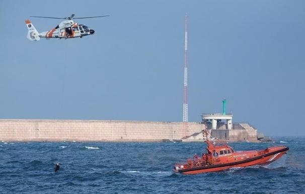 Rescatados ocho varones de una patera a la deriva en aguas del Estrecho y trasladados a Tarifa