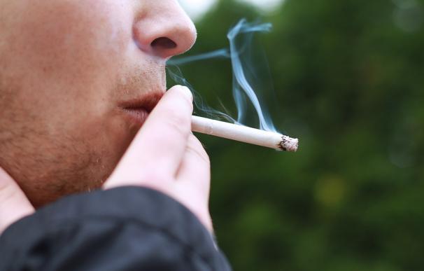 Fotografía de una persona fumando tabaco.