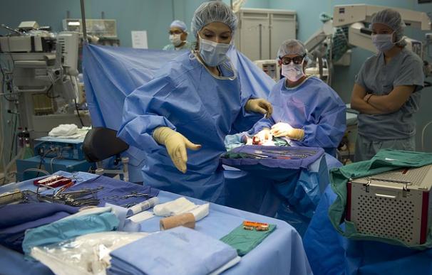Fotografía de médicos trabajando en un quirófano.
