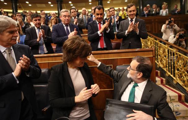 Rajoy aplaudido por el grupo parlamentario del PP