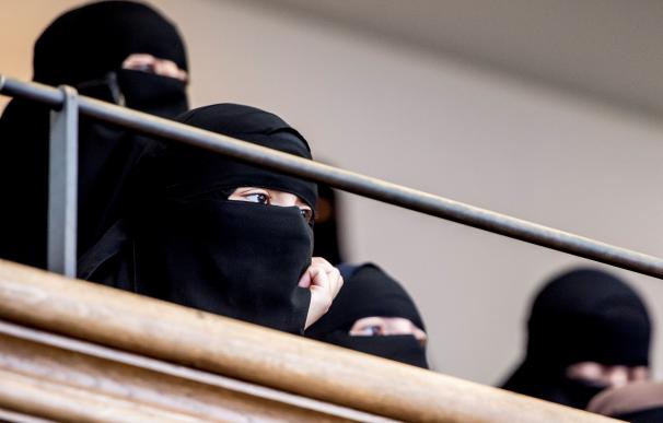 Mujeres que llevan nicab permanecen en la tribuna de invitados del Parlamento en Copenhague, Dinamarca,