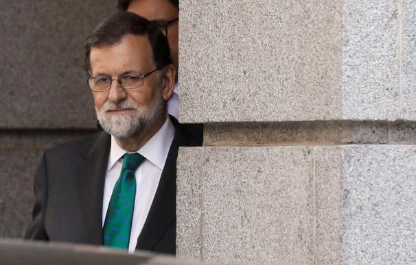Rajoy se atrinchera en Moncloa