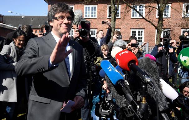 Carles Puigdemont atiende a los medios a su salida de la cárcel