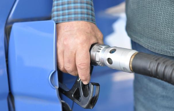Los precios de los carburantes rompen con cuatro semanas de alzas y dejan atrás los máximos del verano