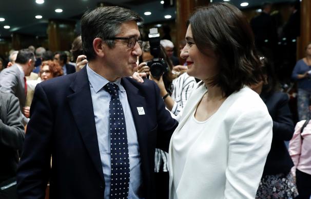 La nueva ministra de Sanidad, Consumo y Bienestar Social, Carmen Montón, conversa con el diputado socialista Patxi López, en el acto de toma de posesión en el Ministerio. EFE/ Chema Moya