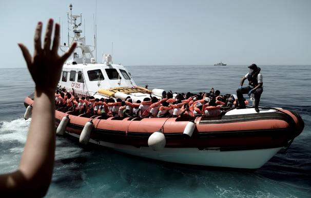 El Aquarius transferirá 500 migrantes a dos barcos italianos
