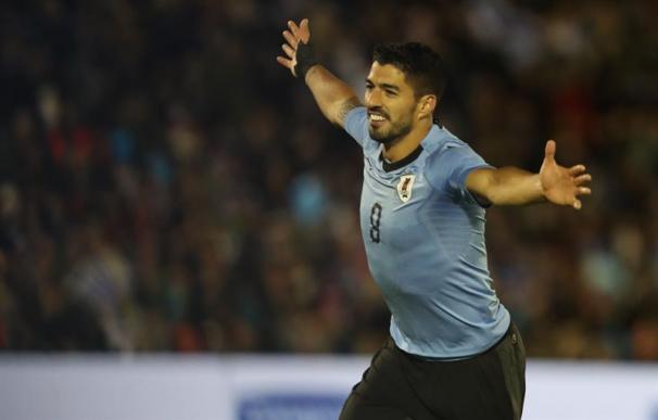 Fotografía de Luis Suárez anotando un gol con Uruguay.
