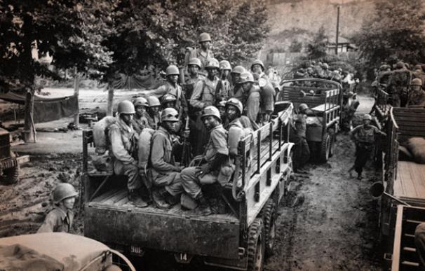 Soldados del ejército de EEUU asignados al 24º Regimiento de Infantería se trasladan a la línea de fuego en Corea, el 18 de julio de 1950. (Foto: U.S. Army)