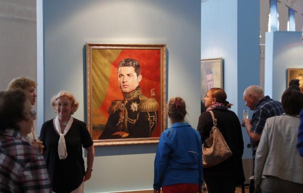 Los visitantes miran el retrato del futbolista portugués Cristiano Ronaldo del artista italiano Fabrizio Birimbelli en el Museo de la Academia Rusa de las Artes (EFE / EPA / ANATOLY MALTSEV)