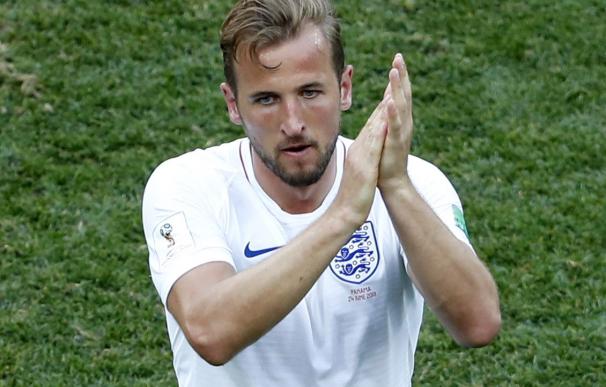 Harry Kane aplaude cuando abandona el terreno de juego durante el partido de fútbol entre Inglaterra y Panamá en Nizhny Novgorod, Rusia, el 24 de junio de 2018. (EFE/EPA/RITCHIE B. TONGO)