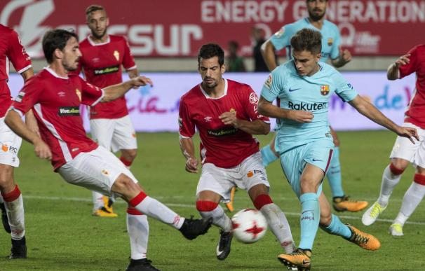El Real Murcia, durante el encuentro de Copa del Rey ante el Barça de este curso. /EFE