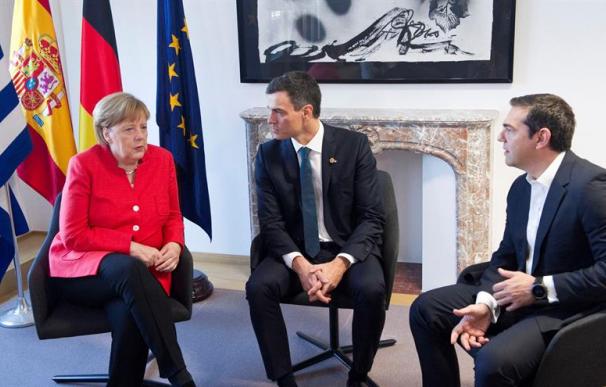 Fotografía de la reunión entre Merkel, Macron y Sánchez