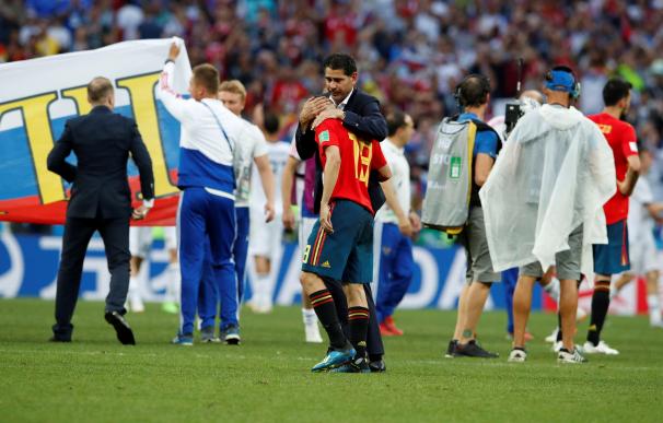 El seleccionador español Fernando Hierro abraza al defensa español Jordi Alba (c) tras el partido España-Rusia, de octavos de final del Mundial de Fútbol de Rusia (EFE/Alberto Estévez)