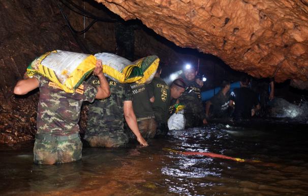 Un equipo de rescate trabaja en la cueva donde permanece atrapado el grupo