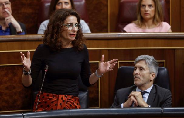 María Jesús Montero durante la sesión de control al Gobierno