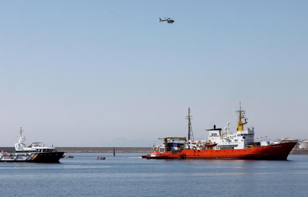 El barco Aquarius, en el que viajan 106 inmigrantes, a su llegada al puerto de Valencia