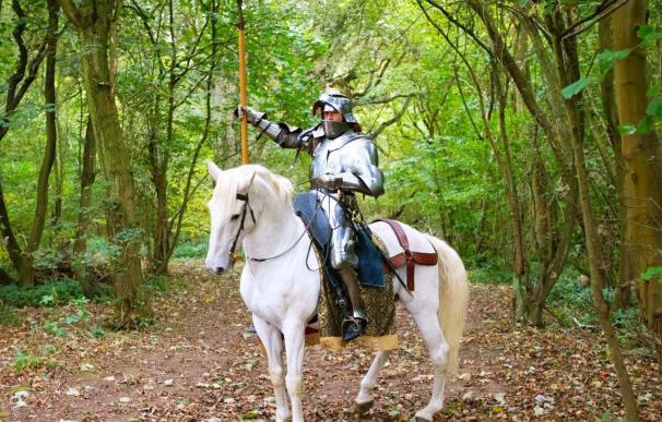 Jason Kingsley posa con uno de sus 14 caballos de guerra. / Kasumi Kitano