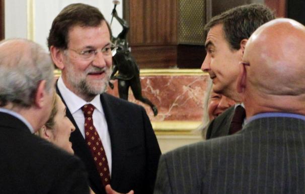 Zapatero y Rajoy esperan el fin de ETA y difieren ante la carta de los presos