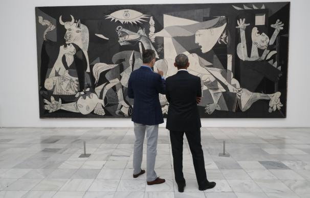 El Rey y el expresidente de los Estados Unidos de América, Barack Obama, contemplan el Guernica (© Casa de S.M. el Rey)