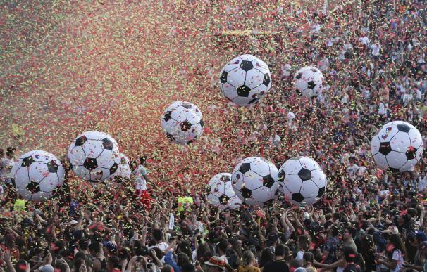 Aficionados portugueses juegan con globos gigantes mientras ven el partido entre Uruguay y Portugal del Mundial 2018 (EFE / EPA / MIGUEL A. LOPES)