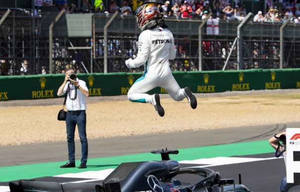 Lewis Hamilton celebra la 'pole' en la clasificación para el Gran Premio de Gran Bretaña en Silverstone el 8 de julio (EFE/EPA/VALDRIN XHEMAJ)