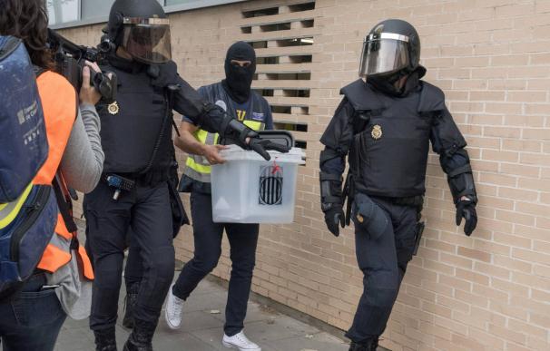 Agentes de Policía custodian una urna el 1-O