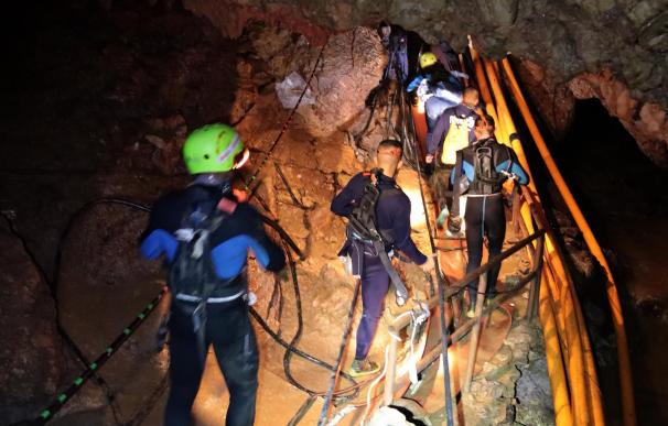Personal militar dentro del sistema de cuevas durante el comienzo de la operación de rescate (EFE/EPA/ROYAL THAI NAVY)