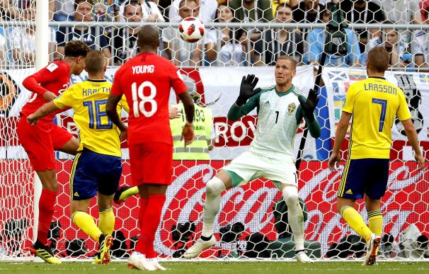 Dele Alli marca de cabeza el 2-0 durante el partido de cuartos entre Suecia e Inglaterra en Samara, Rusia, el 7 de julio de 2018. EFE/EPA/SERGEI ILNITSKY