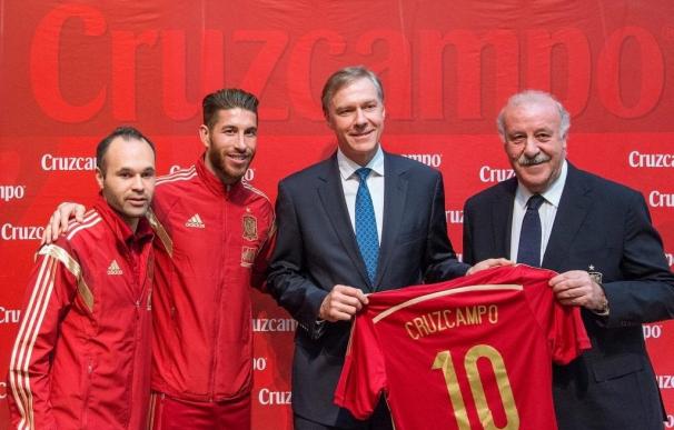 (Ampl.) Cruzcampo renueva su patrocinio con la selección española de fútbol hasta 2018