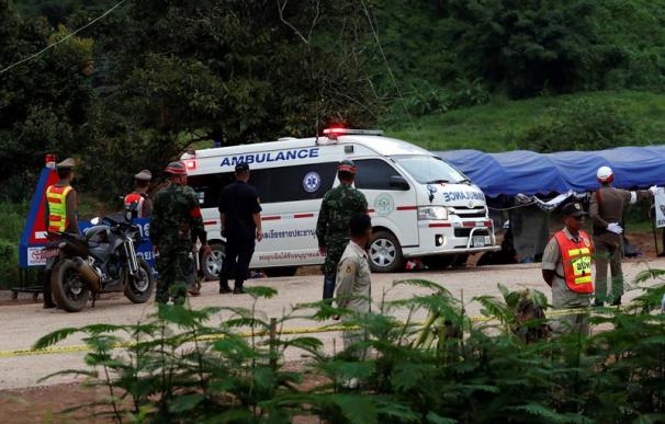 Fotografía de una ambulancia que traslada a los niños atrapados en la cueva a un hospital.