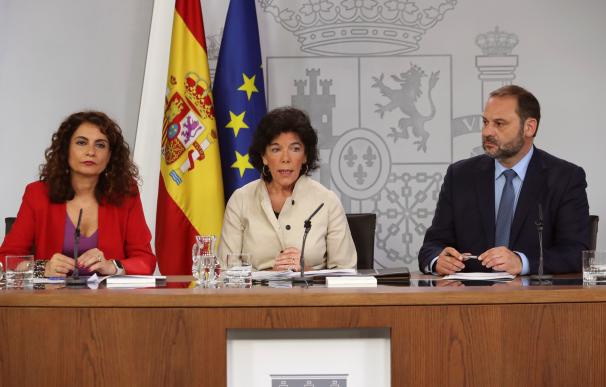 Los ministros Isabel Celaá, María Jesús Montero y José Luis Ábalos tras el Consejo de Ministros