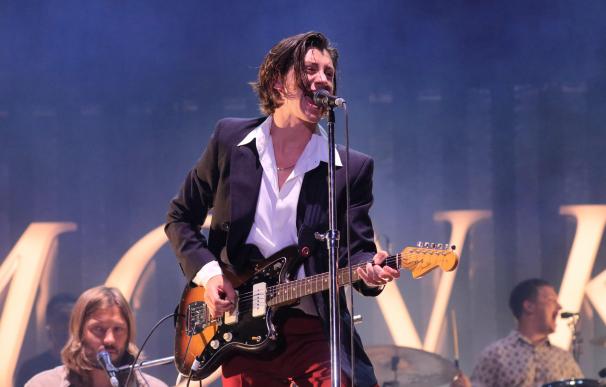 El compositor y cantante de la banda británica 'Arctic Monkeys', Alex Turner, durante el concierto del festival Mad Cool ofrecido esta noche en el parque de Valdebebas, en Madrid. EFE/Víctor Lerena