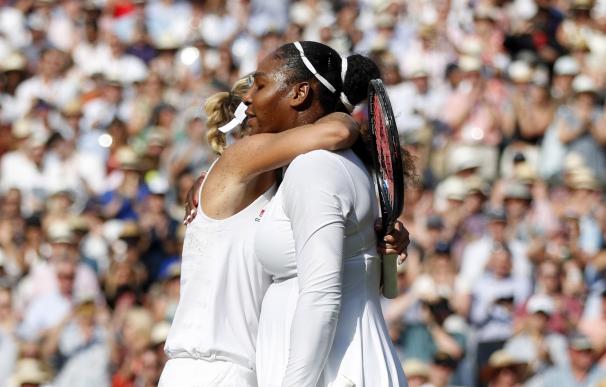 Serena Williams es consolada por Angelique Kerber